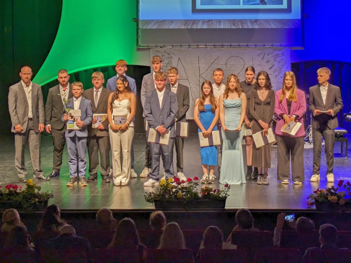 Anne-Frank-Schule feiert Schulentlassung - „Mehr Dichter als Denker“ Anne-Frank-Schule feiert Schulentlassung - „Mehr Dichter als Denker“