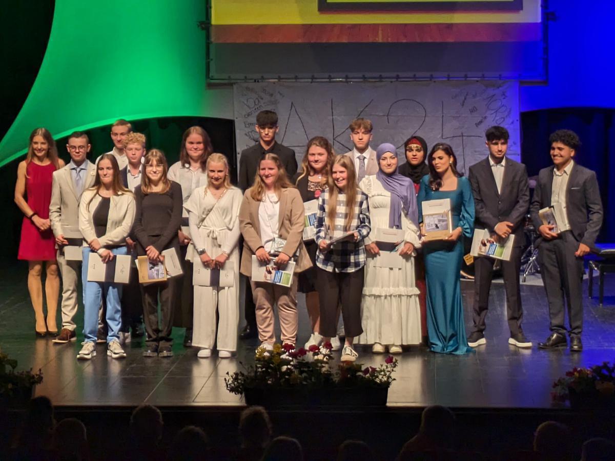 Anne-Frank-Schule feiert Schulentlassung - „Mehr Dichter als Denker“ Anne-Frank-Schule feiert Schulentlassung - „Mehr Dichter als Denker“