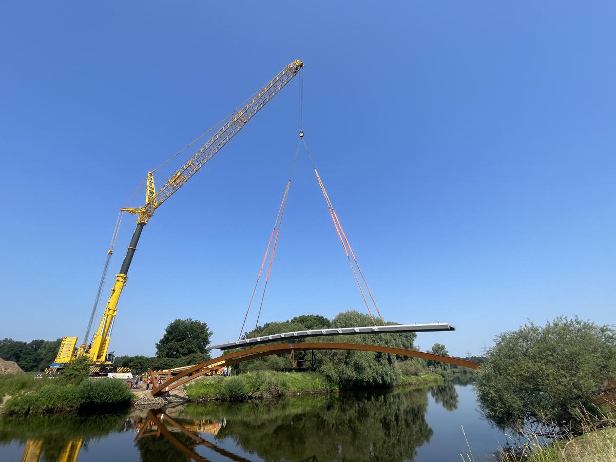 Neue Fuß- und Radwegbrücke über die Ems kurz vor Fertigstellung Neue Fuß- und Radwegbrücke über die Ems kurz vor Fertigstellung
