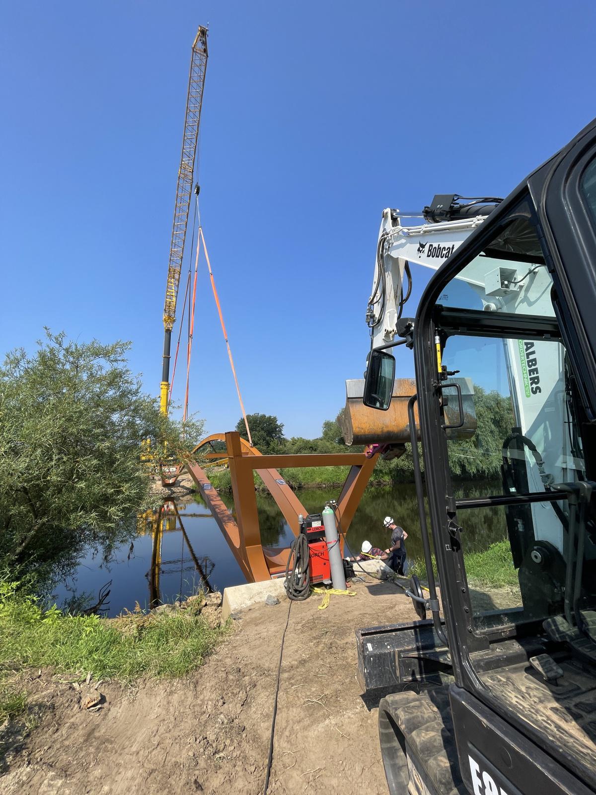 Neue Fuß- und Radwegbrücke über die Ems kurz vor Fertigstellung Neue Fuß- und Radwegbrücke über die Ems kurz vor Fertigstellung