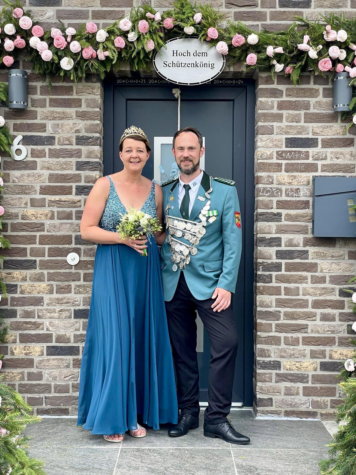 Jens und Kathrin krönen sich zum Königspaar in Tinnen Jens und Kathrin krönen sich zum Königspaar in Tinnen