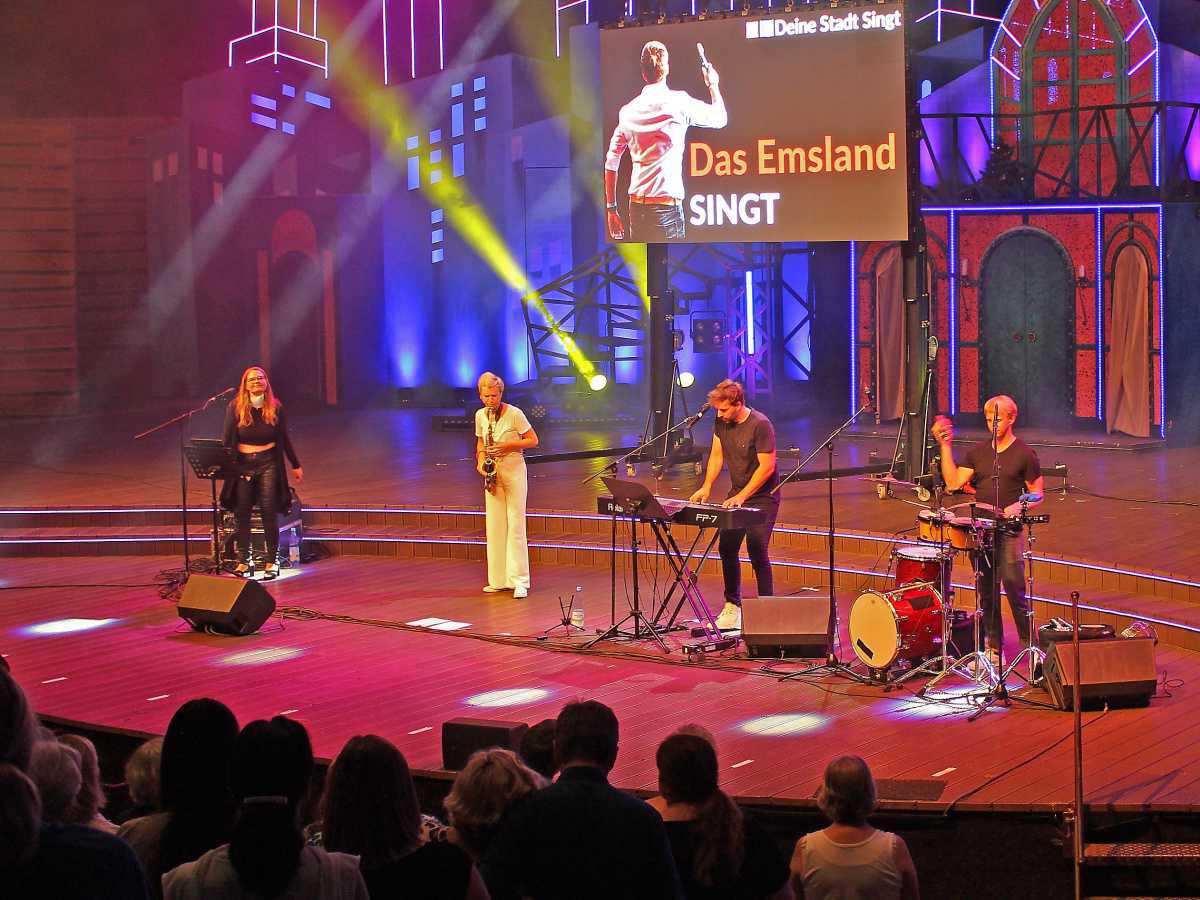 Mitsingkonzert für den guten Zweck auf der Freilichtbühne Mitsingkonzert für den guten Zweck auf der Freilichtbühne