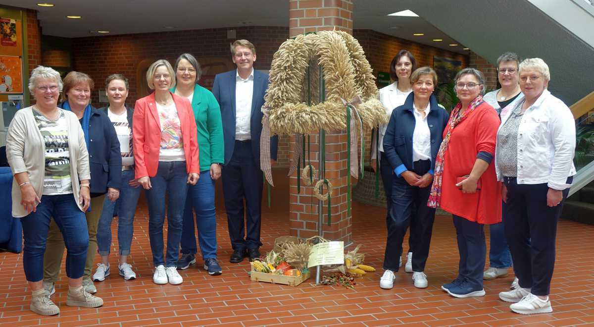 Erntekrone aus Getreideähren schmückt Kreishaus – Kreislandfrauenverbände übergeben Tradition Erntekrone aus Getreideähren schmückt Kreishaus – Kreislandfrauenverbände übergeben Tradition