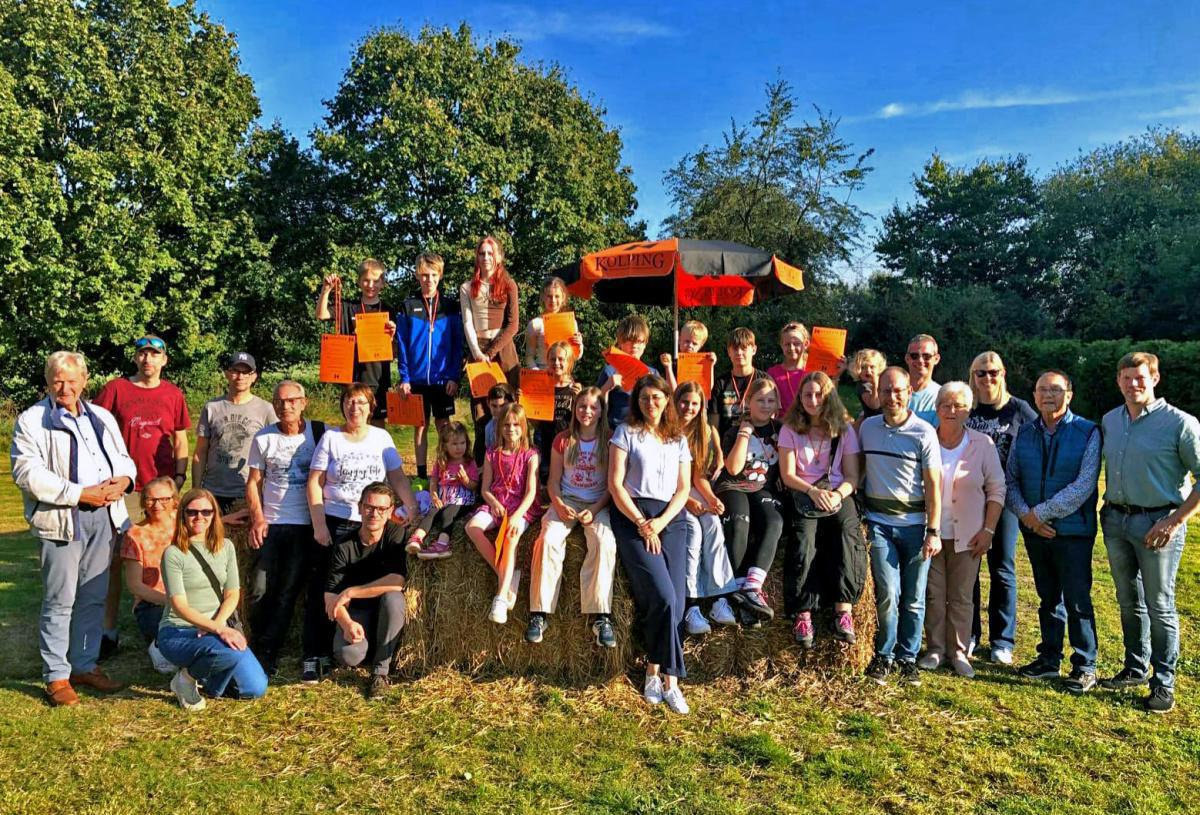 Kolpingsfamilie Altharen begeistert vom Maislabyrinth Kolpingsfamilie Altharen begeistert vom Maislabyrinth