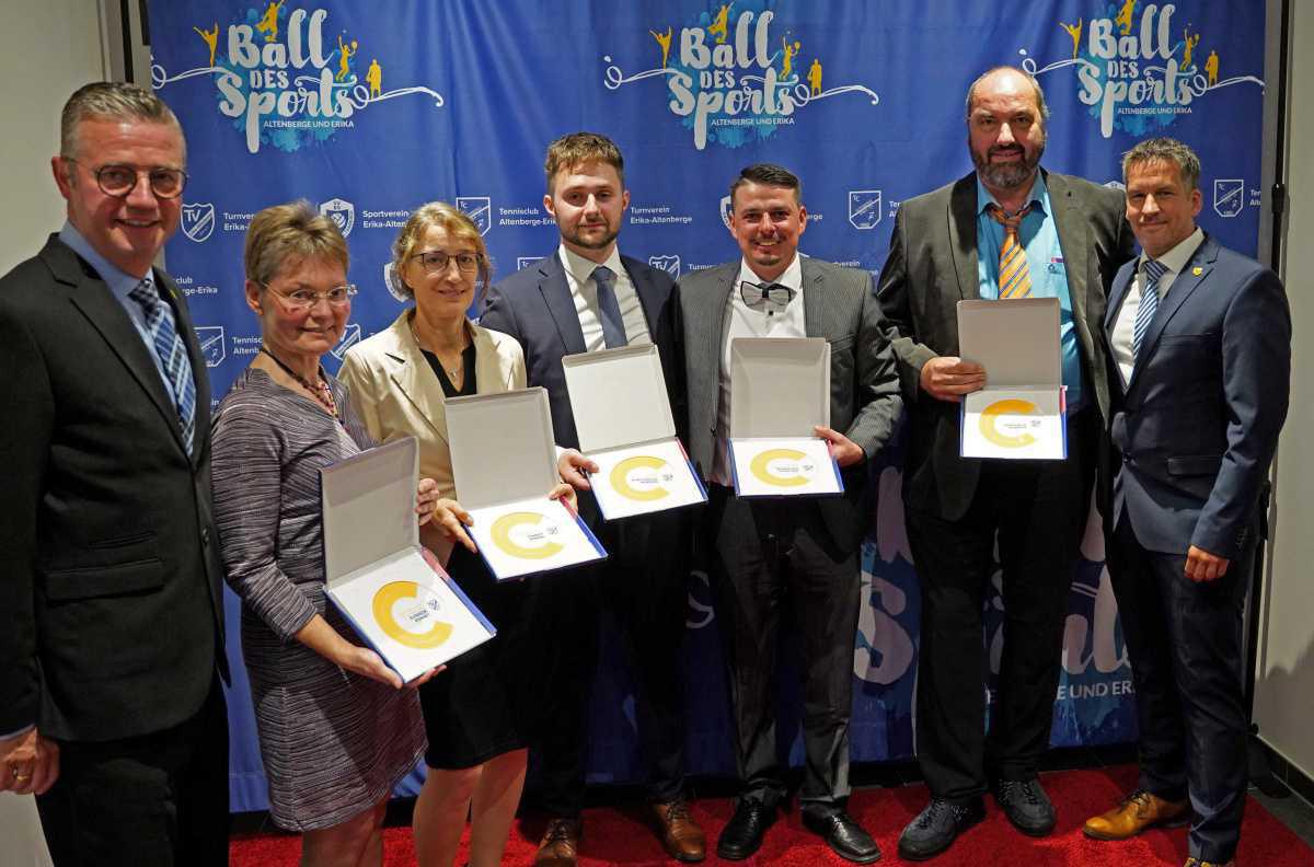 Die drei Vereine von der Tenge feiern Ball des Sports im Festsaal "Bi Mäskers" Die drei Vereine von der Tenge feiern Ball des Sports im Festsaal "Bi Mäskers"