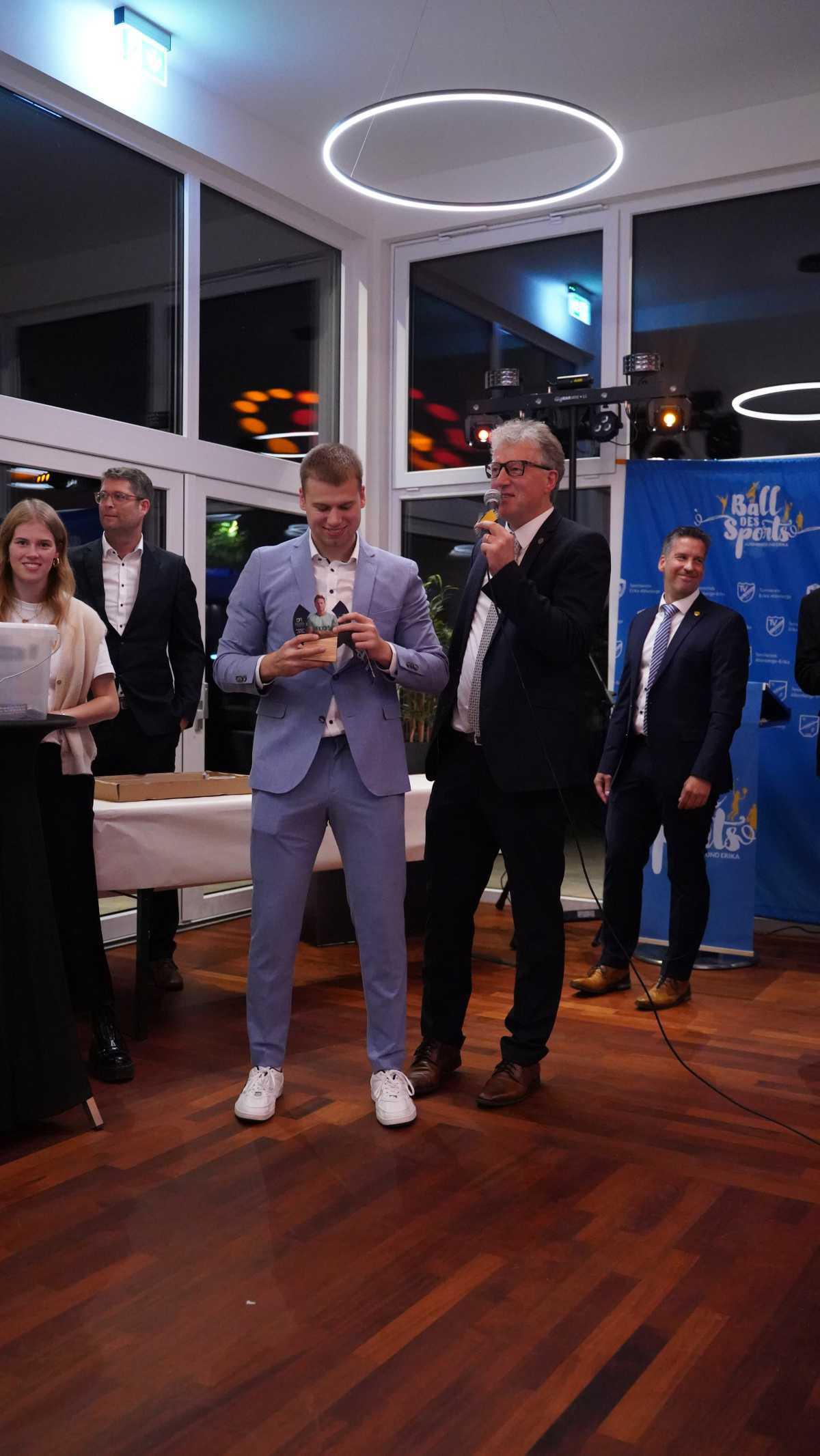 Die drei Vereine von der Tenge feiern Ball des Sports im Festsaal "Bi Mäskers" Die drei Vereine von der Tenge feiern Ball des Sports im Festsaal "Bi Mäskers"