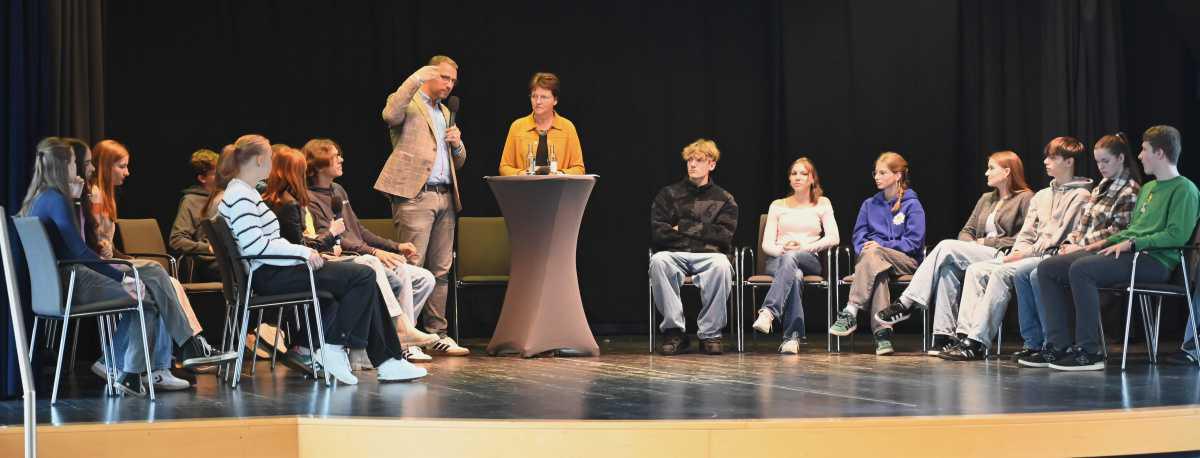 Politik hautnah: Landtagsvizepräsidentin besucht das Gymnasium Marianum Politik hautnah: Landtagsvizepräsidentin besucht das Gymnasium Marianum