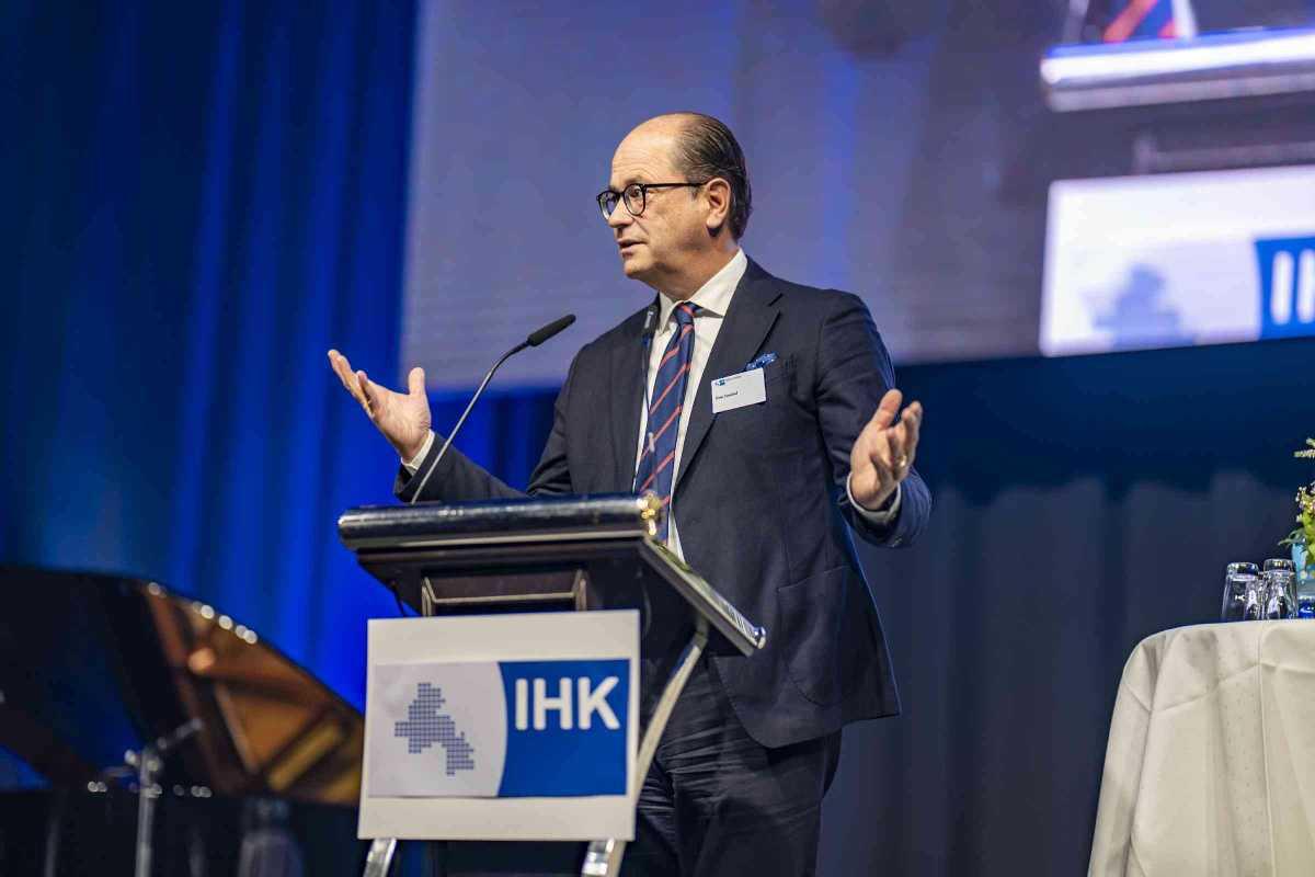 Über 800 Ehrenamtliche ausgezeichnet: IHK ehrt engagierte Prüferinnen und Prüfer Über 800 Ehrenamtliche ausgezeichnet: IHK ehrt engagierte Prüferinnen und Prüfer