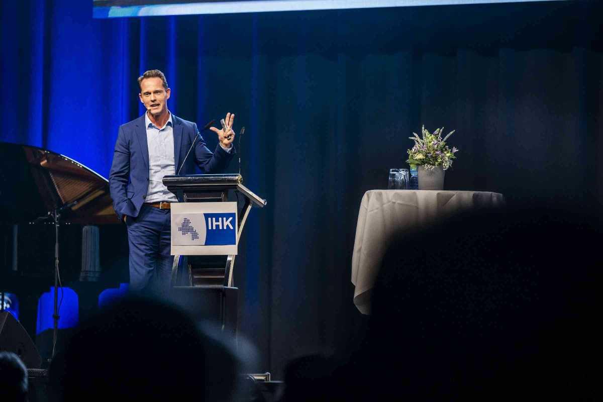 Über 800 Ehrenamtliche ausgezeichnet: IHK ehrt engagierte Prüferinnen und Prüfer Über 800 Ehrenamtliche ausgezeichnet: IHK ehrt engagierte Prüferinnen und Prüfer