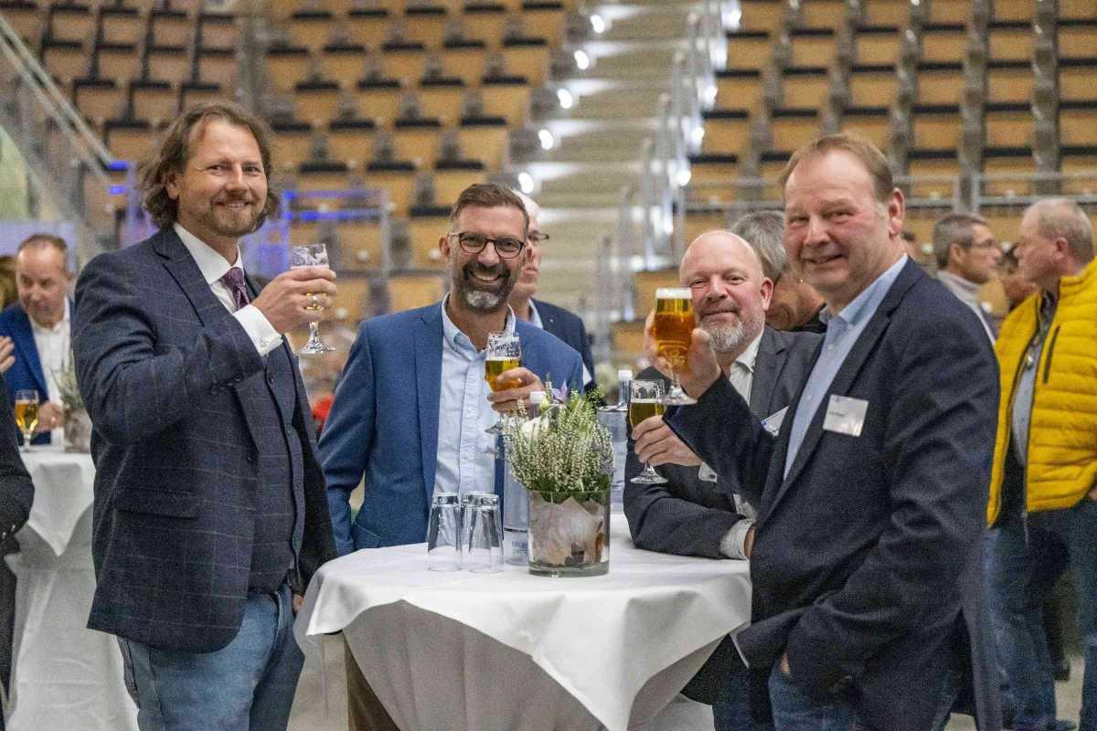 Über 800 Ehrenamtliche ausgezeichnet: IHK ehrt engagierte Prüferinnen und Prüfer Über 800 Ehrenamtliche ausgezeichnet: IHK ehrt engagierte Prüferinnen und Prüfer