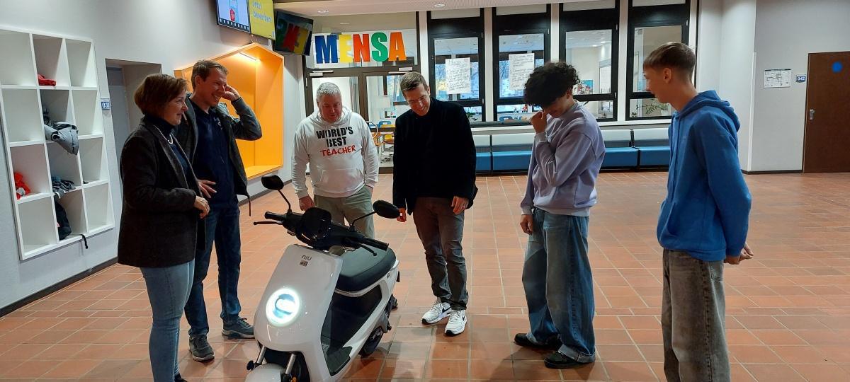 Firma Otten spendet Roller für Anne-Frank-Schule Firma Otten spendet Roller für Anne-Frank-Schule