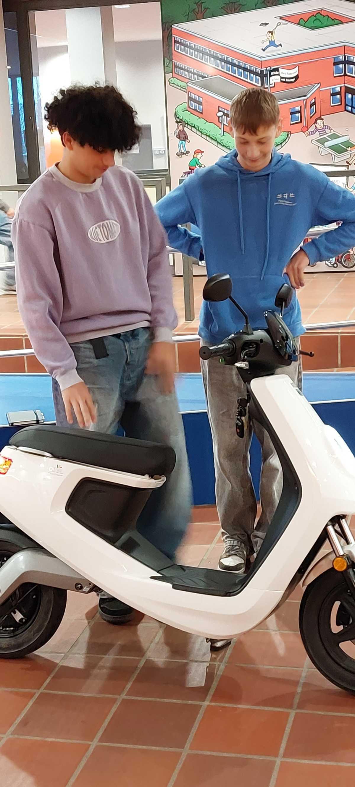 Firma Otten spendet Roller für Anne-Frank-Schule Firma Otten spendet Roller für Anne-Frank-Schule