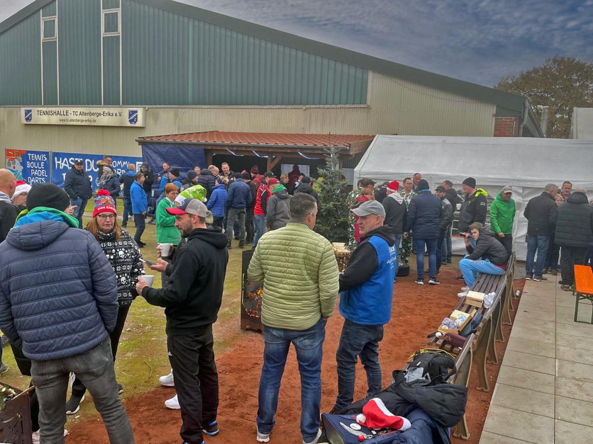 61 Teams, 5 Runden, 1 Sieger: Der Christmas-Cup begeistert alle! 61 Teams, 5 Runden, 1 Sieger: Der Christmas-Cup begeistert alle!