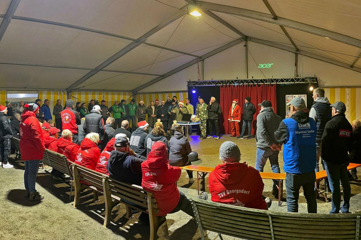 61 Teams, 5 Runden, 1 Sieger: Der Christmas-Cup begeistert alle! 61 Teams, 5 Runden, 1 Sieger: Der Christmas-Cup begeistert alle!