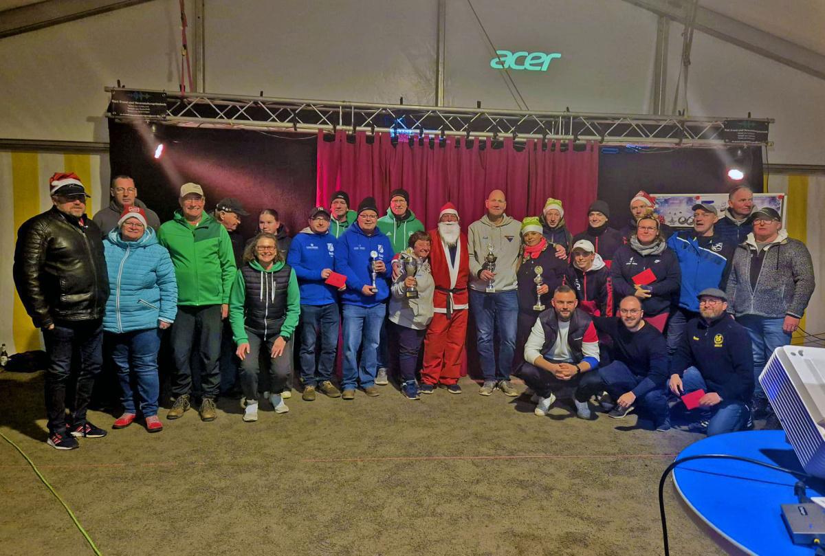 61 Teams, 5 Runden, 1 Sieger: Der Christmas-Cup begeistert alle! 61 Teams, 5 Runden, 1 Sieger: Der Christmas-Cup begeistert alle!