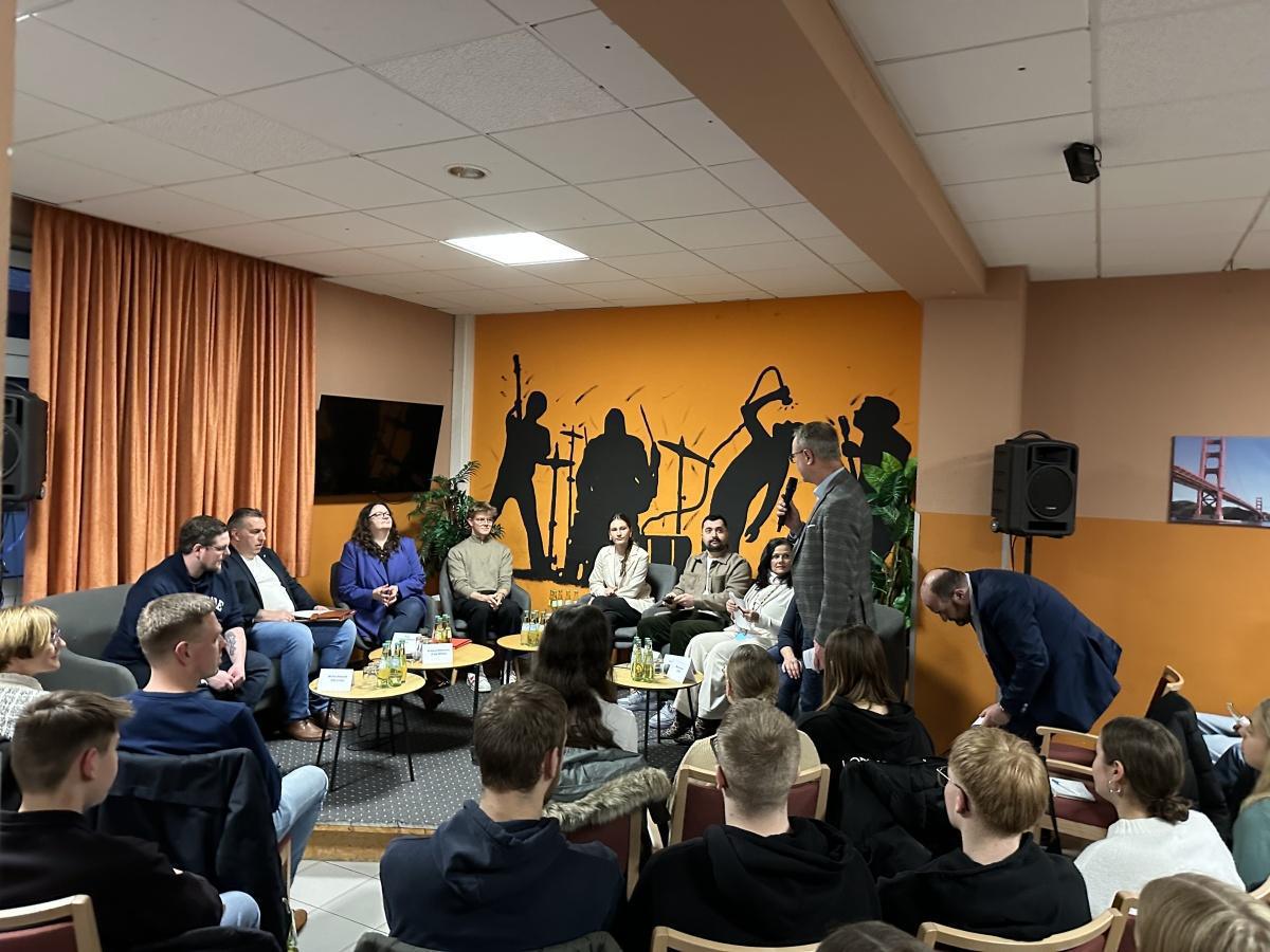 Haren: Erstwähler stellten Bundestagskandidaten ihre Fragen Haren: Erstwähler stellten Bundestagskandidaten ihre Fragen