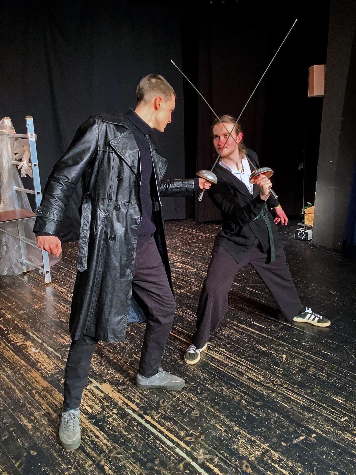 Theater-AG des Gymnasium Marianum inszeniert Shakespeares „Hamlet“