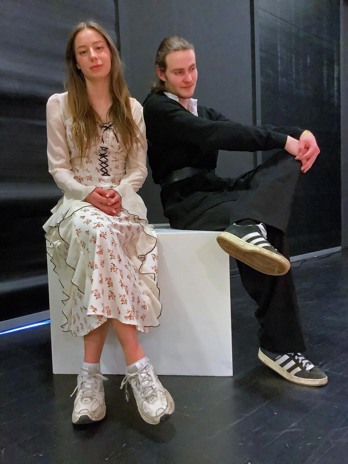 Theater-AG des Gymnasium Marianum inszeniert Shakespeares „Hamlet“ Theater-AG des Gymnasium Marianum inszeniert Shakespeares „Hamlet“