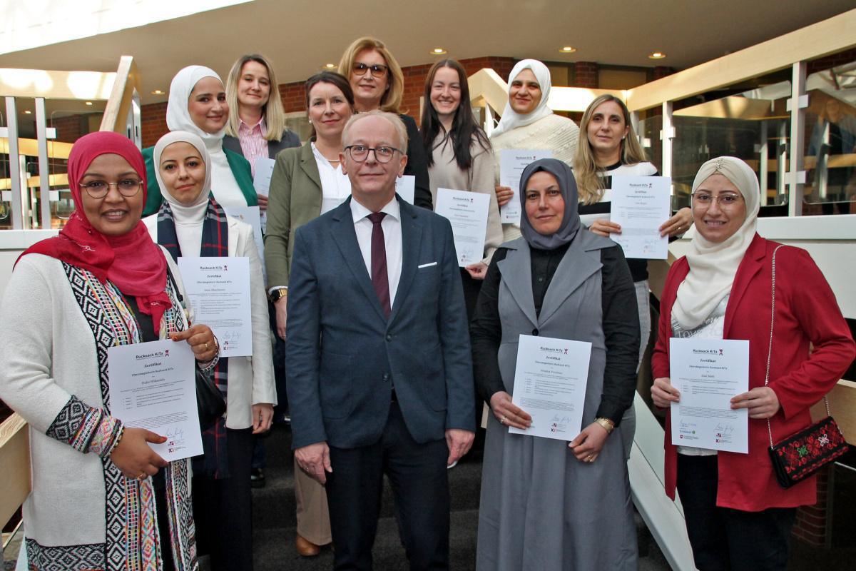 Sprachförderung für Kinder im Emsland: Neue Chancen durch Zertifikate für Elternbegleiterinnen Sprachförderung für Kinder im Emsland: Neue Chancen durch Zertifikate für Elternbegleiterinnen