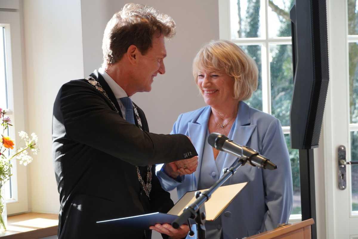 Ulla Haar erhält das Bundesverdienstkreuz 1. Klasse Ulla Haar erhält das Bundesverdienstkreuz 1. Klasse