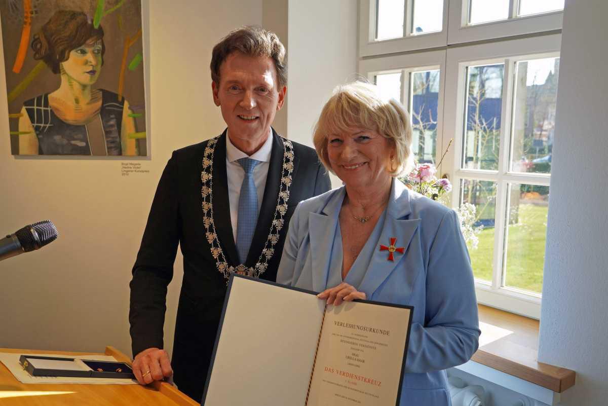 Ulla Haar erhält das Bundesverdienstkreuz 1. Klasse Ulla Haar erhält das Bundesverdienstkreuz 1. Klasse