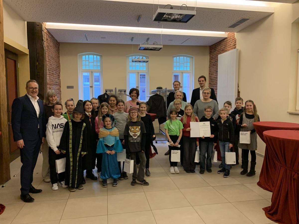 Maria-Montessori-Grundschule und Grundschule Esterfelder Forst gewinnen Klima- und Umweltschutzpreis der Stadt Meppen Maria-Montessori-Grundschule und Grundschule Esterfelder Forst gewinnen Klima- und Umweltschutzpreis der Stadt Meppen