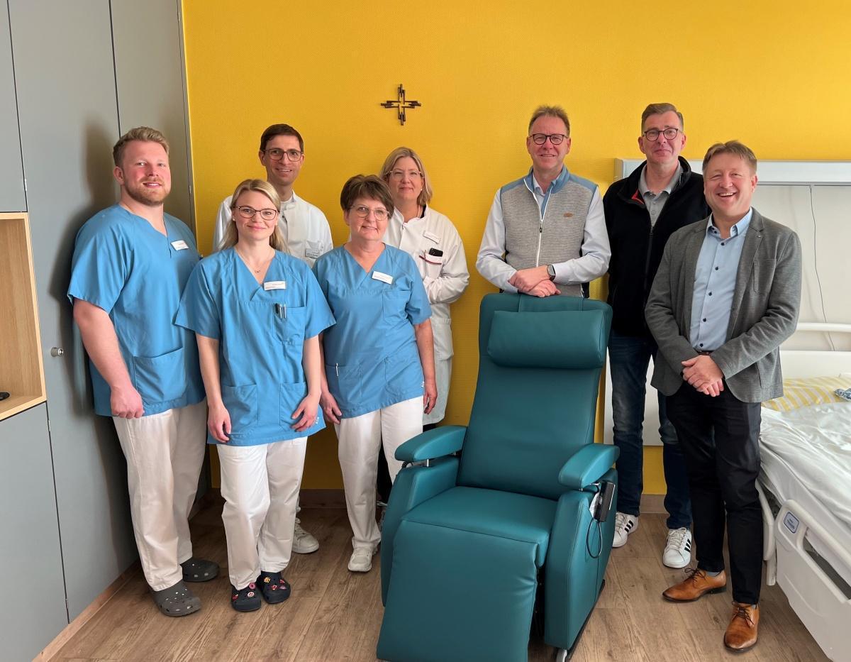 Neuer innovativer Sessel für Palliativpatienten: Gemeinsame Initiative von Pflegefachkraft und Ärzteschaft Neuer innovativer Sessel für Palliativpatienten: Gemeinsame Initiative von Pflegefachkraft und Ärzteschaft