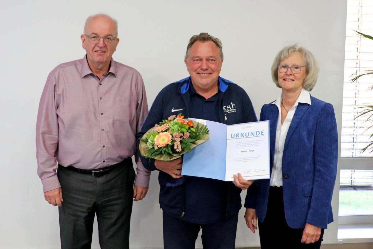 Michael Koop erhält Goldene Ehrennadel des LSB Niedersachsen