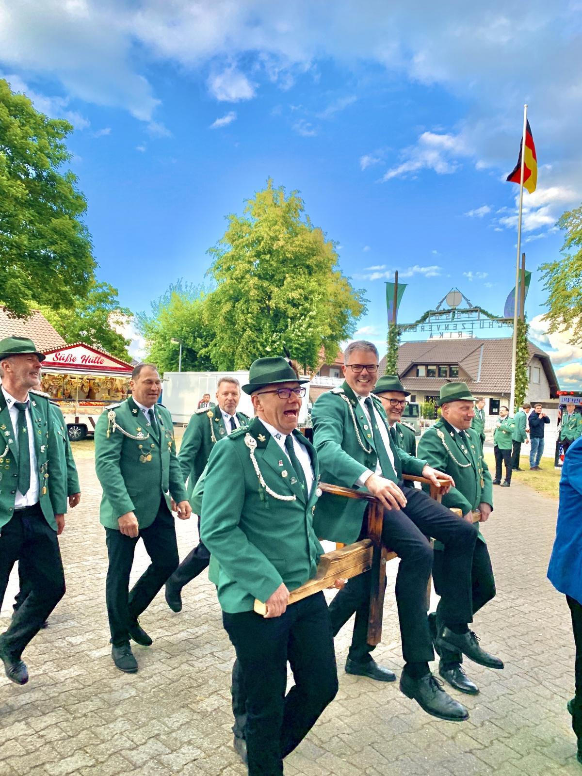 Ron schießt den Adler ab: St. Hubertus Erika feiert mit Kaiserschießen Ron schießt den Adler ab: St. Hubertus Erika feiert mit Kaiserschießen