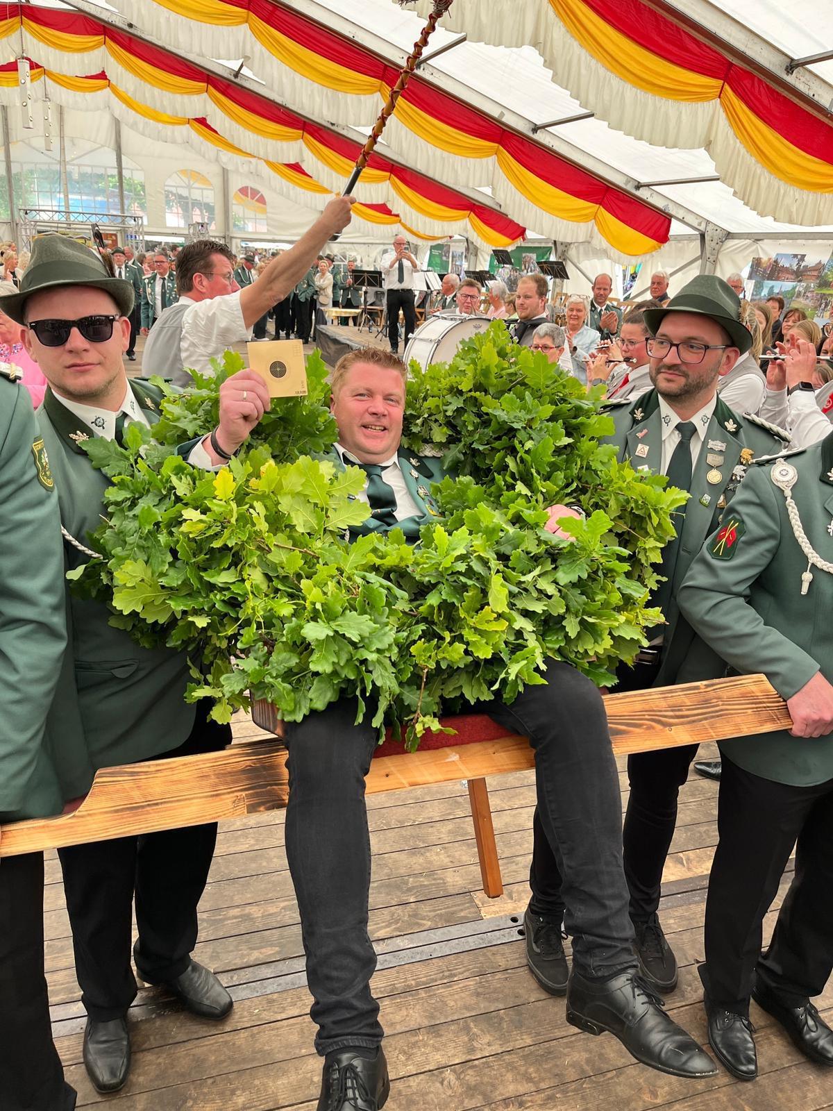 Neuer Schützenkönig bei den St. Hubertusschützen in Erika: Johannes I. wird gekrönt