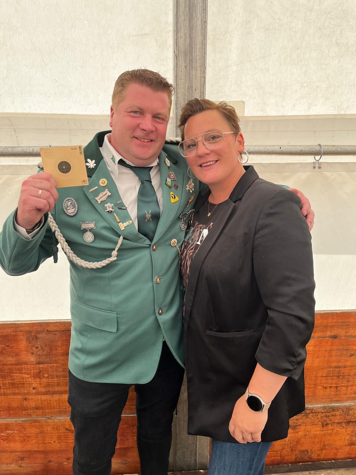 Neuer Schützenkönig bei den St. Hubertusschützen in Erika: Johannes I. wird gekrönt Neuer Schützenkönig bei den St. Hubertusschützen in Erika: Johannes I. wird gekrönt