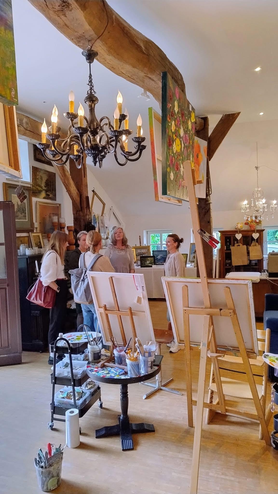 Zwei Künstlerinnen stellen in Schwefingen aus Zwei Künstlerinnen stellen in Schwefingen aus