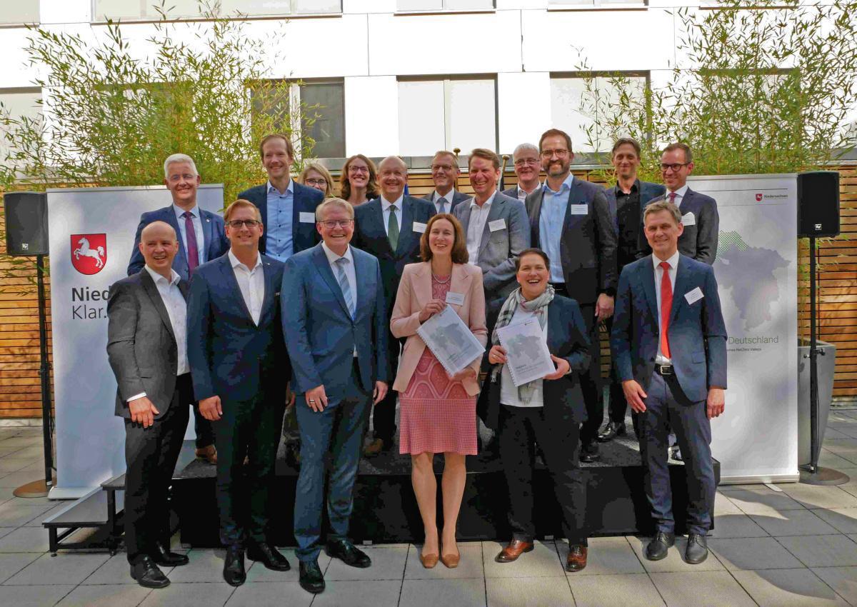 Küstenregion zwischen Emsland und Elbmündung bewirbt sich um europäische Modellvorhaben für klimaneutrale Industriepolitik Küstenregion zwischen Emsland und Elbmündung bewirbt sich um europäische Modellvorhaben für klimaneutrale Industriepolitik