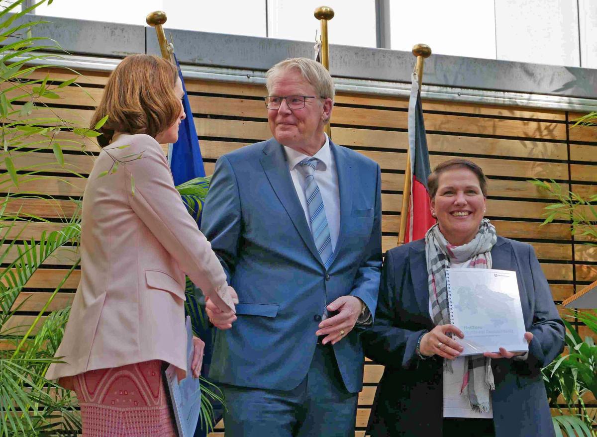 Küstenregion zwischen Emsland und Elbmündung bewirbt sich um europäische Modellvorhaben für klimaneutrale Industriepolitik Küstenregion zwischen Emsland und Elbmündung bewirbt sich um europäische Modellvorhaben für klimaneutrale Industriepolitik