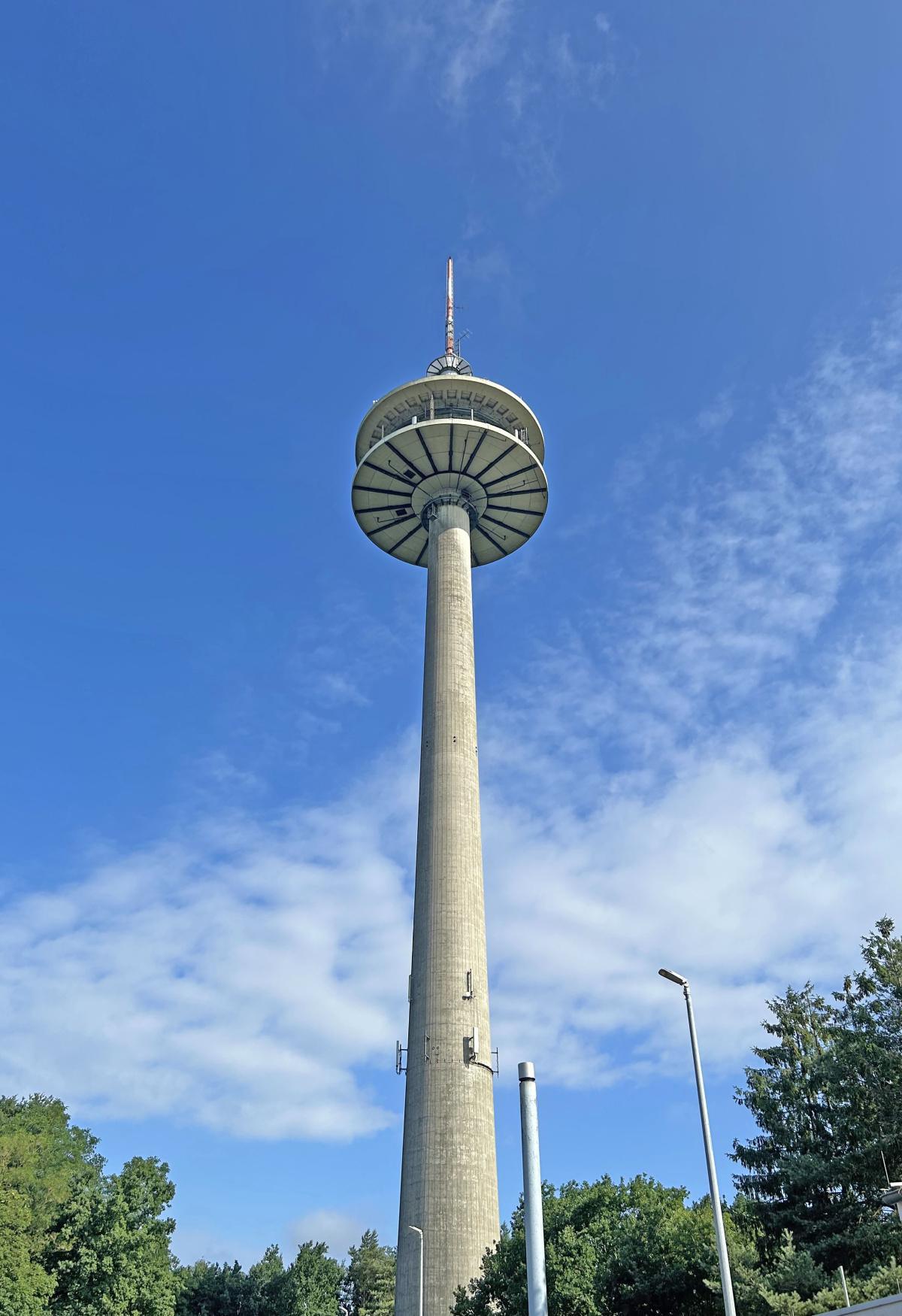 Arbeiten am Fernmeldeturm Lingen-Schepsdorf: Turmspitze wird mit Spezialkran abgebaut