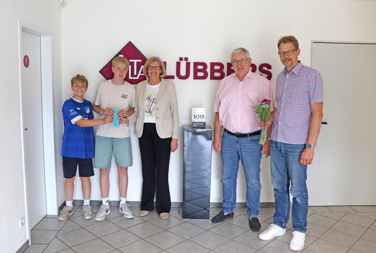 Nachbarjungs bringen Glück: Waltraud Lübbers gewinnt 4.000 Euro bei Emsland Sport Tombola Nachbarjungs bringen Glück: Waltraud Lübbers gewinnt 4.000 Euro bei Emsland Sport Tombola