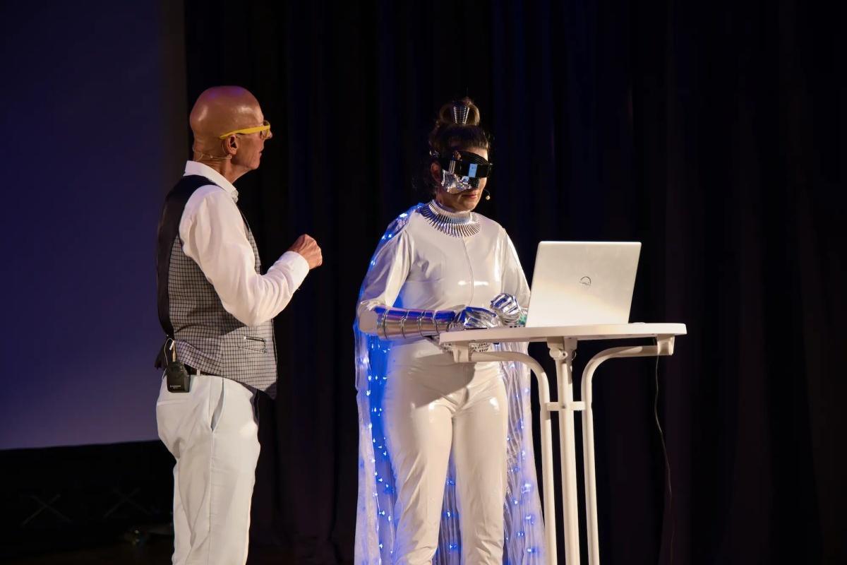 „Das menschliche Programm“: Theater-Show über Künstliche Intelligenz