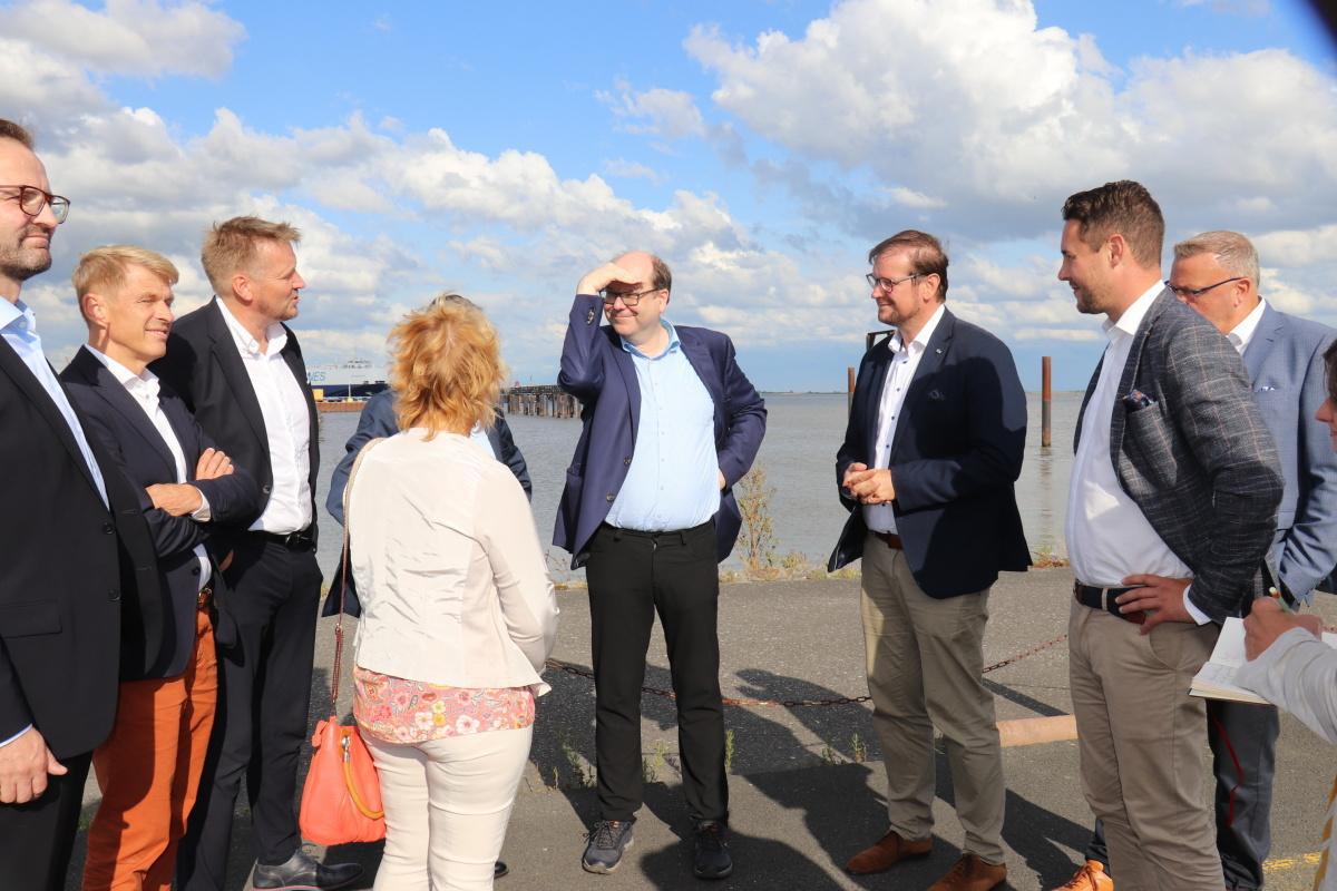 Energieminister Meyer auf Sommerreise durchs Land der Erneuerbaren Energieminister Meyer auf Sommerreise durchs Land der Erneuerbaren