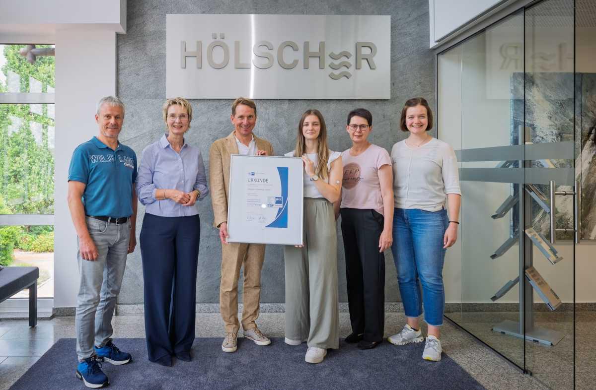 Dreifach ausgezeichnet: Hölscher Wasserbau überzeugt erneut mit erstklassiger Ausbildung Dreifach ausgezeichnet: Hölscher Wasserbau überzeugt erneut mit erstklassiger Ausbildung