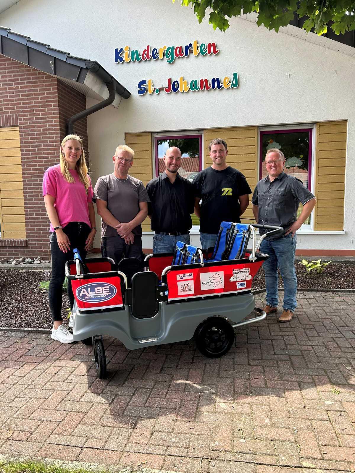 Neue Mobilität für die Kleinsten: Mäusegruppe der Kita St. Johannes Rütenbrock erhält Krippenwagen