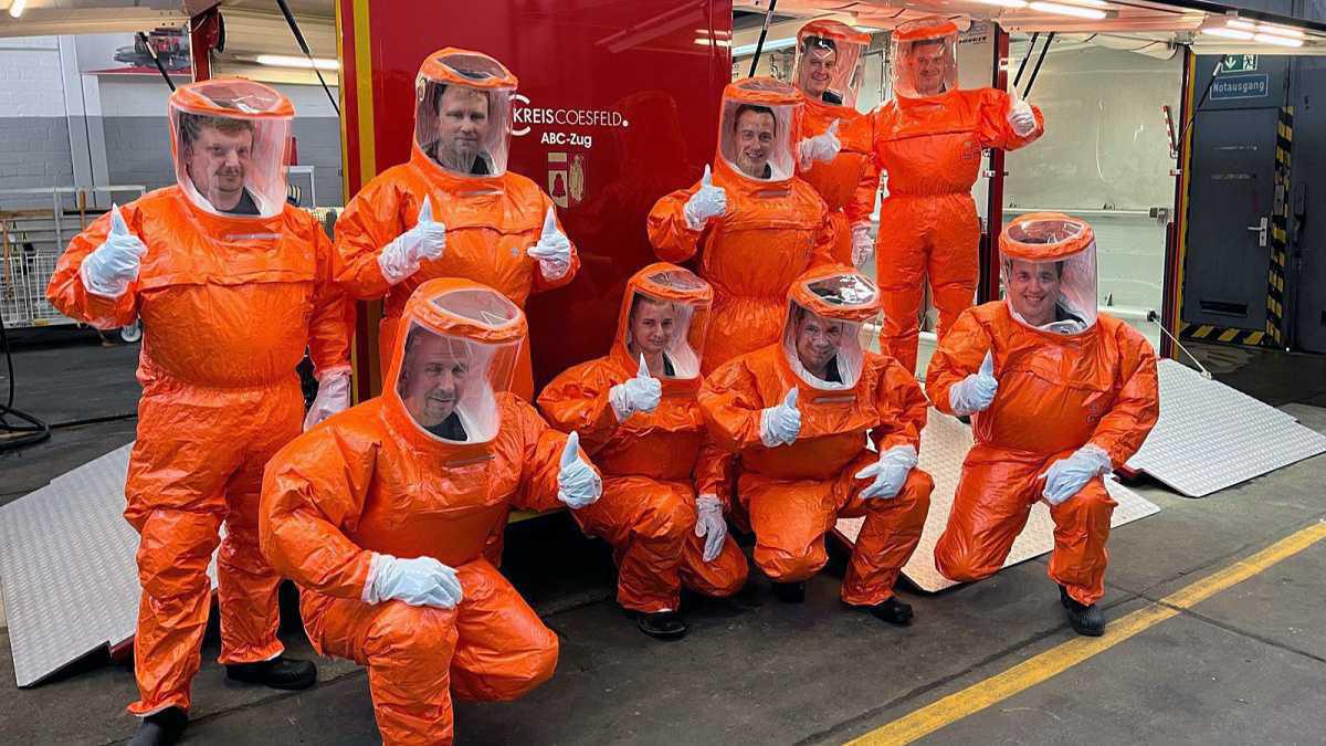 Feuerwehr geschult: Dekontamination von Verletzen Feuerwehr geschult: Dekontamination von Verletzen