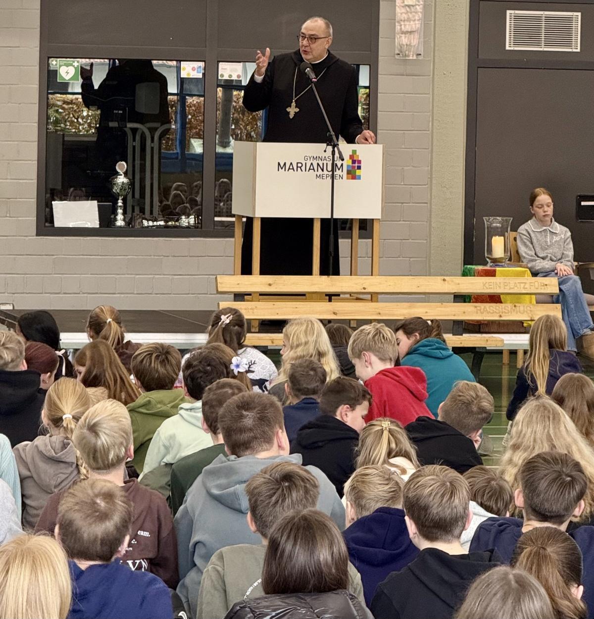 Bischof Dominicus zu Besuch am Marianum