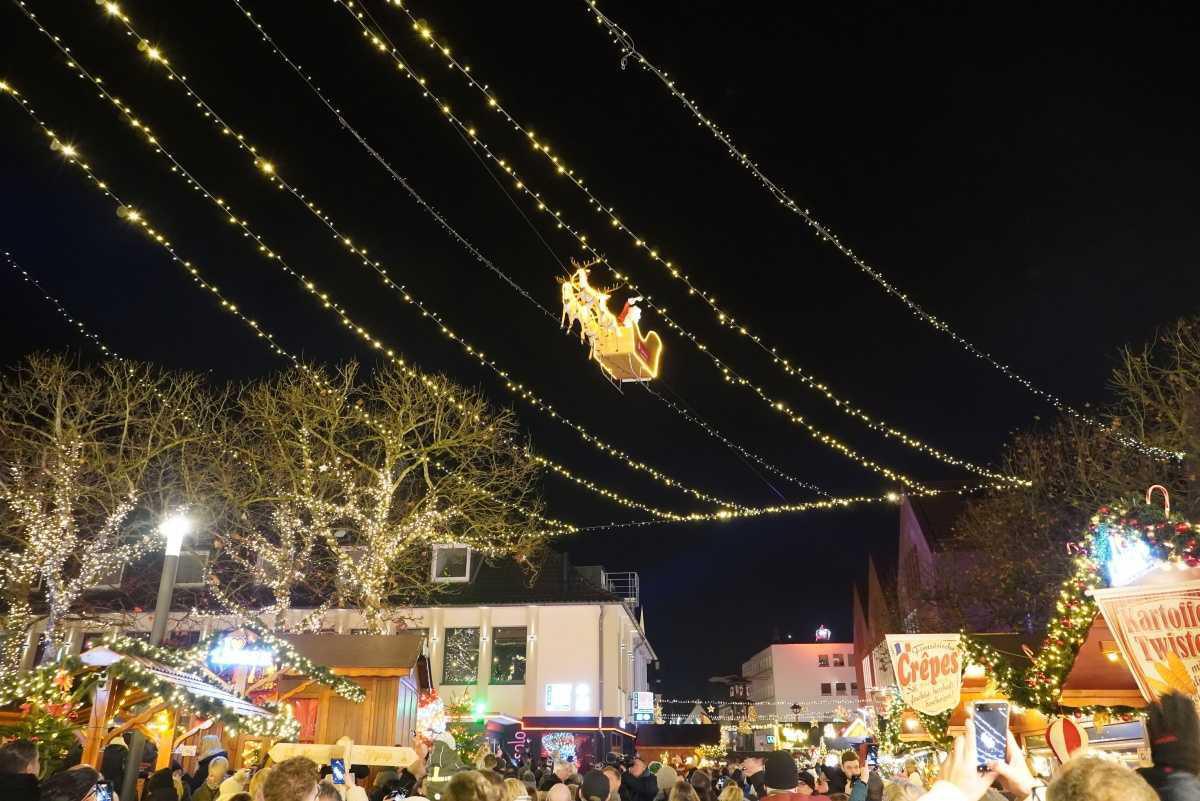 Premiere für den fliegenden Weihnachtsmann auf dem Lingener Weihnachtsmarkt Premiere für den fliegenden Weihnachtsmann auf dem Lingener Weihnachtsmarkt