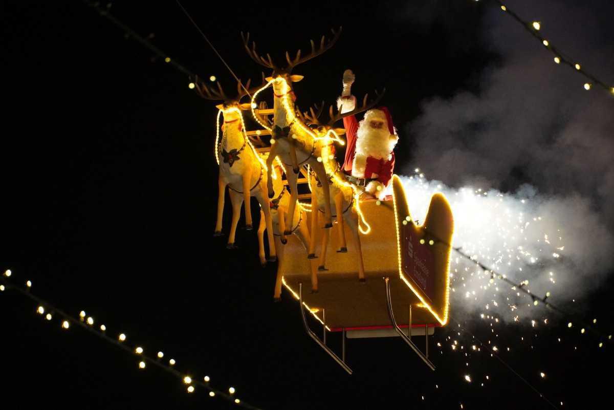 Premiere für den fliegenden Weihnachtsmann auf dem Lingener Weihnachtsmarkt