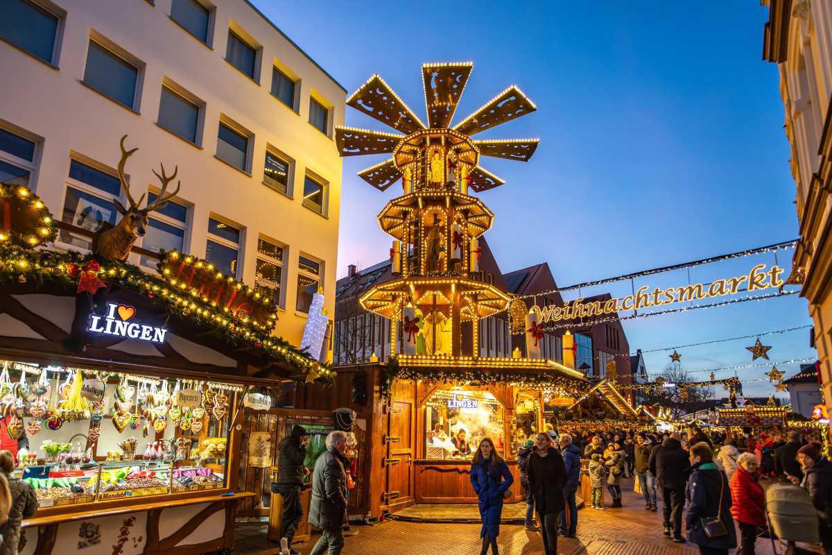 Premiere für den fliegenden Weihnachtsmann auf dem Lingener Weihnachtsmarkt Premiere für den fliegenden Weihnachtsmann auf dem Lingener Weihnachtsmarkt