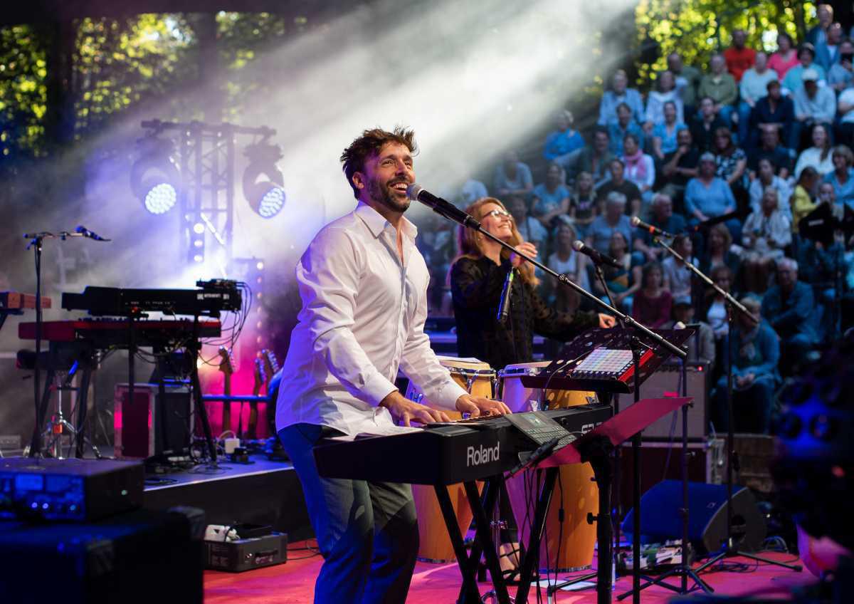 GROSSES WEIHNACHTSSINGEN MIT SÖREN SCHRÖDER IN DER EMSLANDARENA LINGEN