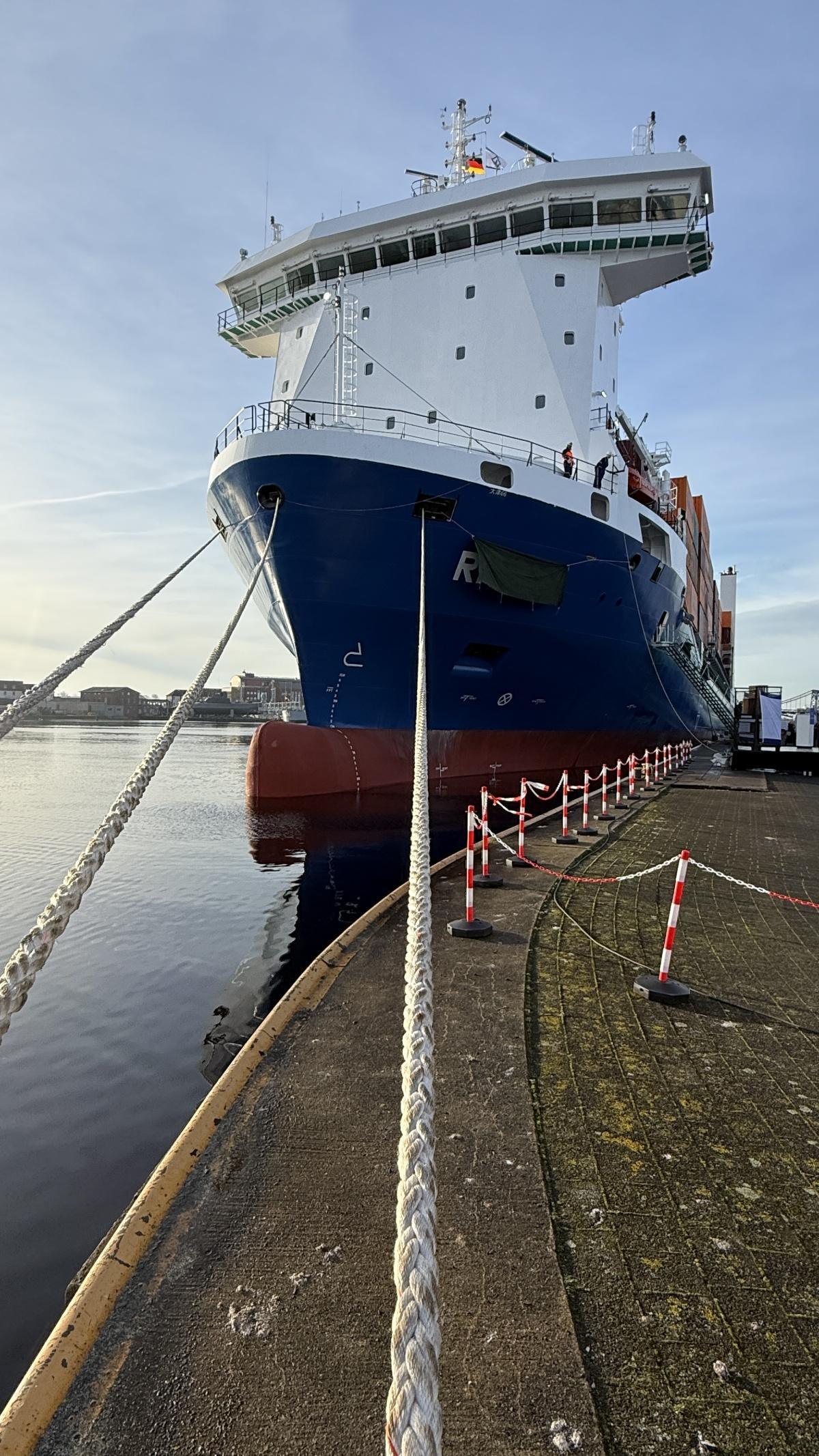 Großer Bahnhof am Kai: Rike J in Wilhelmshaven getauft Großer Bahnhof am Kai: Rike J in Wilhelmshaven getauft
