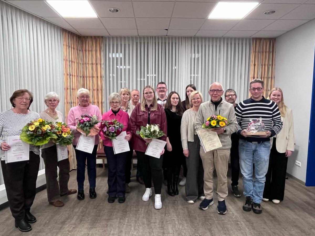 Langjährige Mitgliedschaften geehrt – Dr. Bernd Hasch seit 60 Jahren Mitglied im DRK Langjährige Mitgliedschaften geehrt – Dr. Bernd Hasch seit 60 Jahren Mitglied im DRK