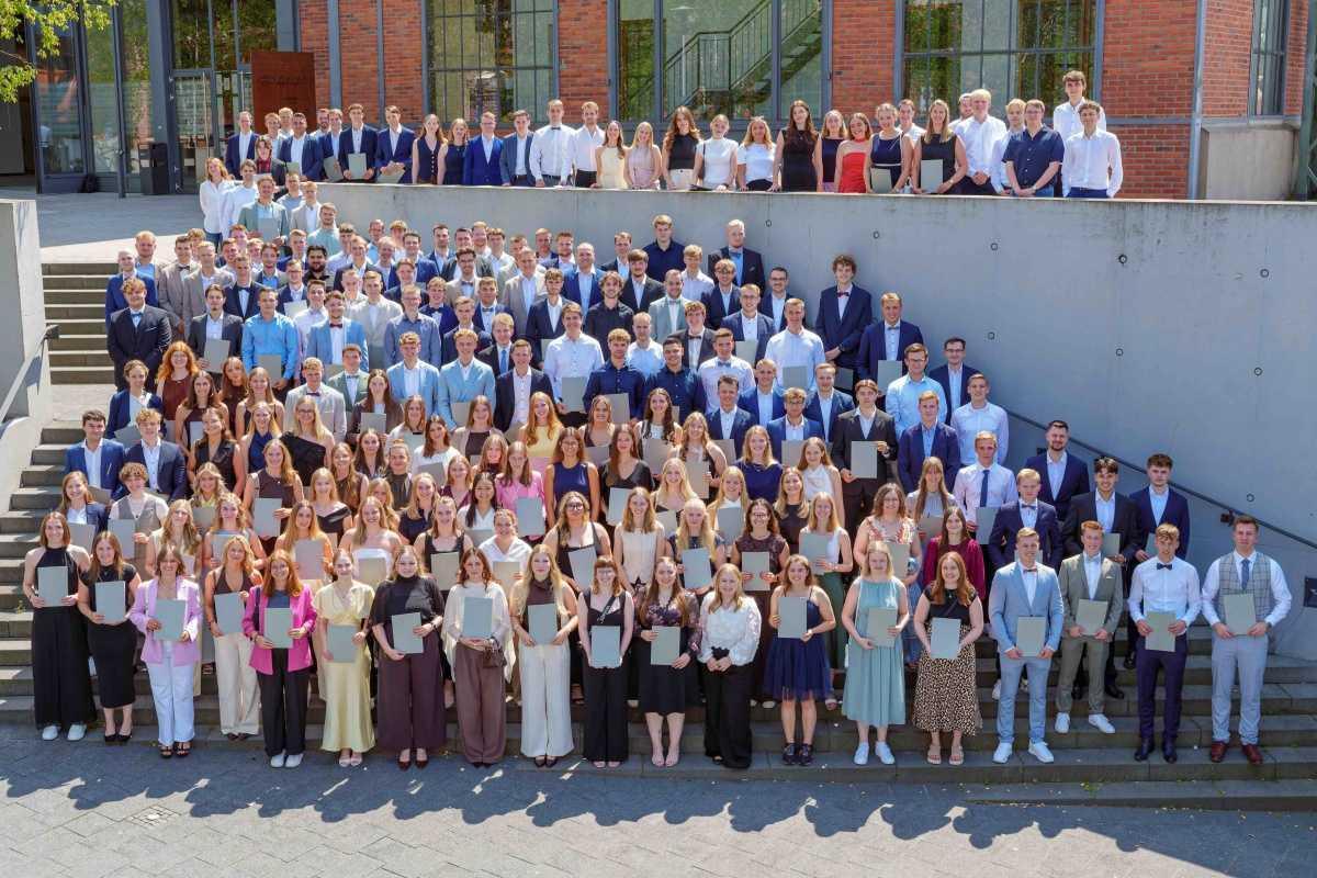 Zug um Zug in die Zukunft: Feierliche Zeugnisübergabe am Campus Lingen Zug um Zug in die Zukunft: Feierliche Zeugnisübergabe am Campus Lingen