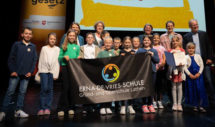 Lathener Grundschule gewinnt beim Kreativwettbewerbs „Meine Rechte, deine Rechte, unsere Rechte“